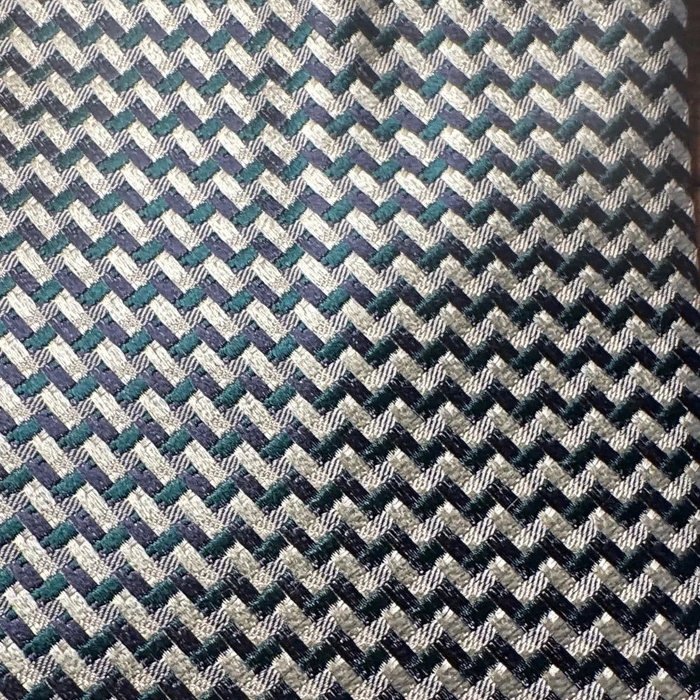Beautiful Geoffrey Beene Chevron Patterned Silk Dress Tie in Tan/Blue/Green